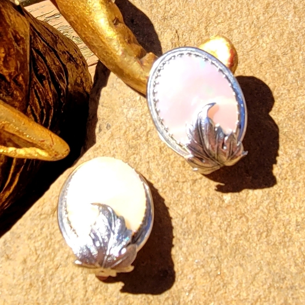 Rare Vintage Signed Whiting & Davis Mother of Pearl Oval Ornate Silver Earrin… - Picture 11 of 15